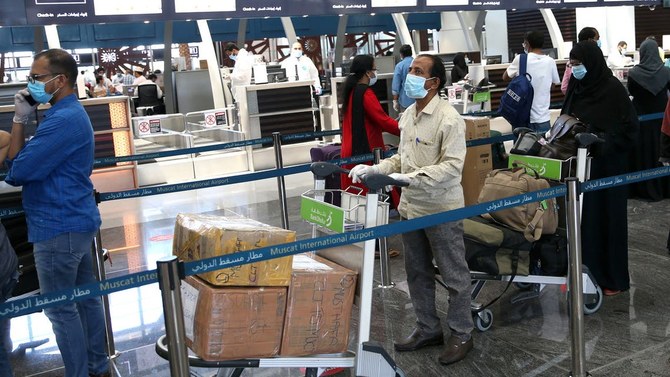 Des voyageurs indiens à l’enregistrement à l'aéroport international de Mascate, au départ de la capitale omanaise. (Photo d'archive : AFP)