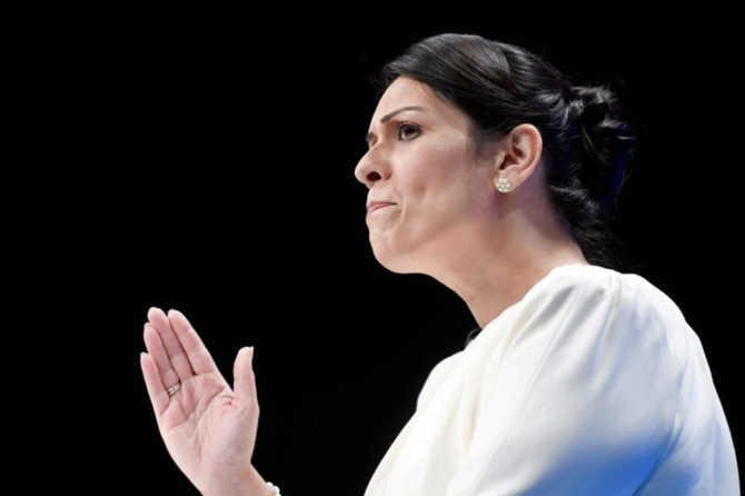 Tragédie de la Manche : Priti Patel demande à la BBC de ne pas faire usage d’un langage « déshumanisant »