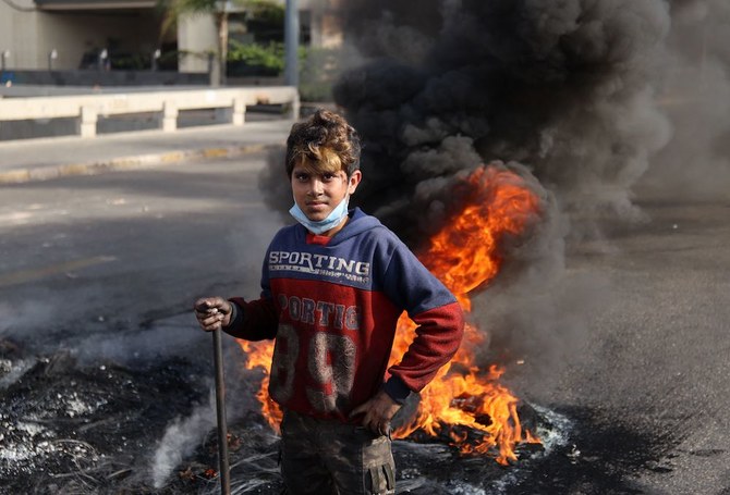 Des manifestants libanais bloquent les routes pour dénoncer la crise économique