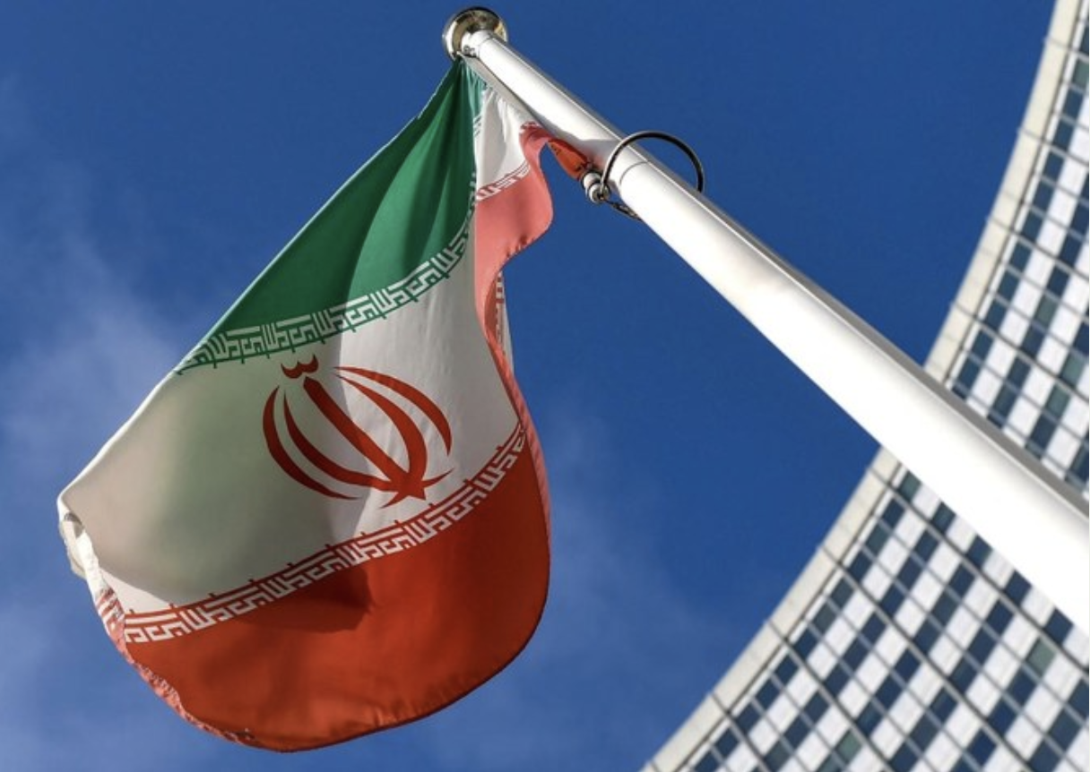 Le drapeau national iranien flotte devant le siège de l’Agence internationale de l’énergie atomique, lors de la réunion du conseil des gouverneurs de l’agence à Vienne, le 1er mars 2021. (AFP)