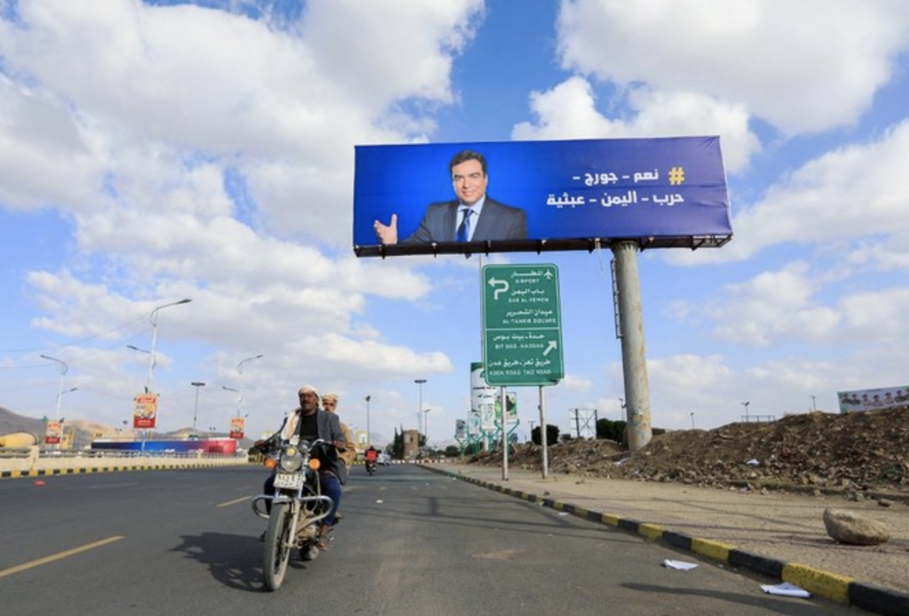 La milice houthie a collé des affiches de soutien au ministre libanais de l'Information, George Kordahi, dont les propos ont provoqué une rupture diplomatique entre le Liban et les États du Golfe. (AFP