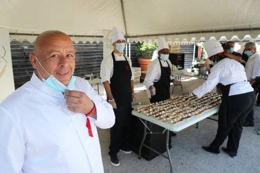 Le chef français Thierry Marx (à gauche), au château de Chambord, le 22 juillet 2020, avant une visite du président français sur le thème des "camps d'été d'apprentissage". (Ludovic Marin / Pool / AFP)