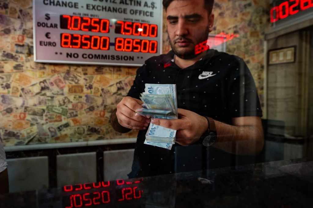 Nouvel effondrement de la monnaie turque qui enfonce le pays dans la crise