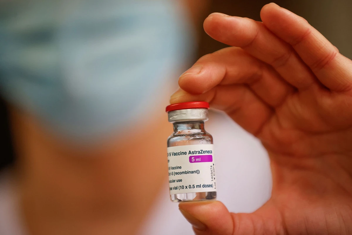 Variant Omicron: possible de développer «très rapidement» un vaccin, affirme un scientifique d'Oxford