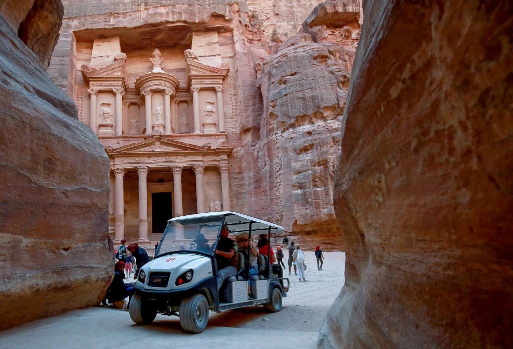 A Petra, des voitures électriques aux côtés des animaux