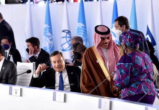 Le Premier ministre italien, Mario Draghi, le ministre saoudien des Affaires étrangères, le prince Faisal bin Farhan Al Saud et le directeur général de l'Organisation mondiale du commerce (OMC), Ngozi Okonjo-Iweala assistent à la session d'ouverture du sommet du G20 des dirigeants mondiaux le 30 octobre 2021 au centre de congrès "La Nuvola" dans le quartier EUR de Rome. Andreas SOLARO / AFP