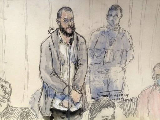 Ce croquis d'audience réalisé le 2 novembre 2021 montre Salah Abdeslam (à gauche), le principal suspect des attentats de Paris du 13 novembre 2015, lors du procès qui se déroule dans une salle d'audience provisoire installée au Palais de Justice de Paris (AFP)