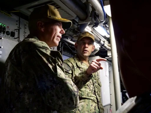 L'US Navy relève de ses fonctions le commandement du sous-marin endommagé en mer de Chine