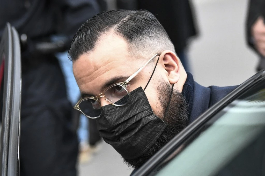 Alexandre Benalla quitte le palais de justice de Paris, le 5 novembre 2021, après avoir entendu le verdict de son procès (AFP)
