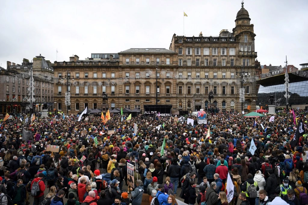 Greta Thunberg défile avec des milliers de jeunes à Glasgow pour dénoncer «l’échec» de la COP26