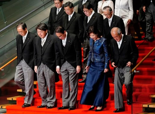 Le Premier ministre japonais Fumio Kishida (au centre du 1e rang) avec les membres de son nouveau gouvernement à Tokyo le 10 novembre 2021. (Kimimasa Mayama / Pool / AFP)