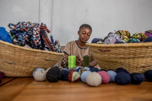L'atelier Color Indigo s'inscrit dans la démarche de changement cette culture et tirer le meilleur parti des matériaux de recyclage.Employant une trentaine de personnes, dont une dizaine vivant avec un handicap, le projet a trouvé une clientèle fidèle et expédie même quelques objets à l'étranger. (Yanick Folly / AFP)
