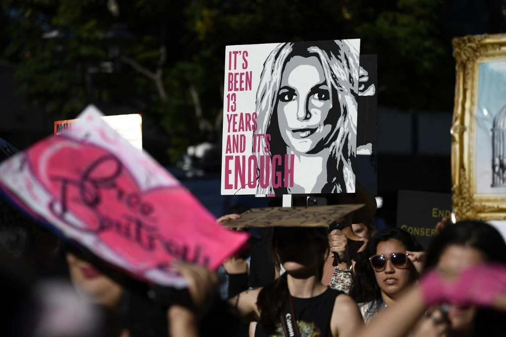 Les partisans du mouvement FreeBritney se rassemblent pour soutenir Britney Spears lors d'une audience devant le tribunal de tutelle de Stanley Mosk à Los Angeles, Californie, le 12 novembre 2021. (AFP)