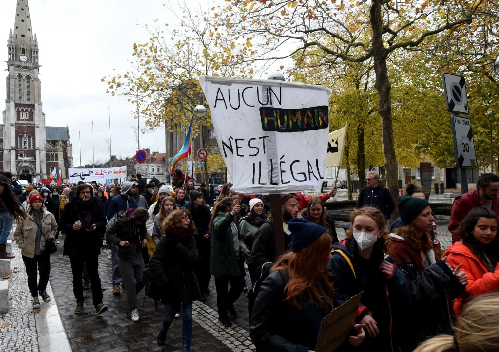 Migrants dormant dans un tunnel en IDF: des manifestants réclament un toit pour eux