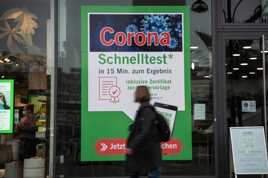 Faute de places disponibles dans son service de soins intensifs, le personnel de l'hôpital bavarois de Freising a dû prendre une décision inédite depuis le début de la pandémie en Allemagne: transférer un patient atteint du Covid-19 dans un établissement du nord de l'Italie. (Photo/AFP)
