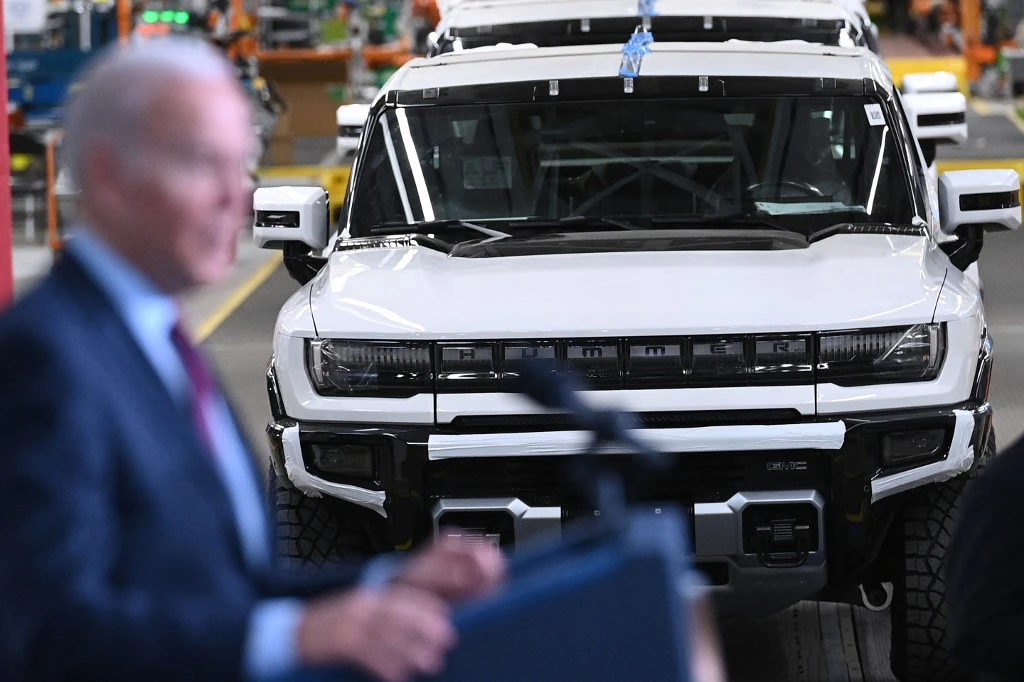 Le président américain Joe Biden s'est fait un plaisir mercredi de se mettre derrière le volant pour essayer le Hummer électrique de General Motors, lors d'une visite à Détroit visant à promouvoir son gigantesque plan d'investissements dans les infrastructures. (Photo/AFP)