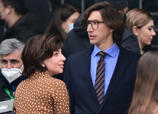 Dans cette photo d'archive prise le 11 mars 2021, la chanteuse, compositrice et actrice américaine Lady Gaga (à gauche) et l'acteur américain Adam Driver (à droite) sont photographiés sur la Piazza Duomo, dans le centre de Milan, sur le tournage du nouveau film de Ridley Scott sur la "Black Widow" de Gucci. (Miguel Medina/AFP)