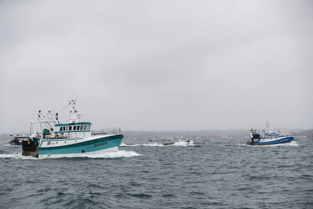 France: critiqué, le gouvernement se défend de lâcher ses pêcheurs face à Londres
