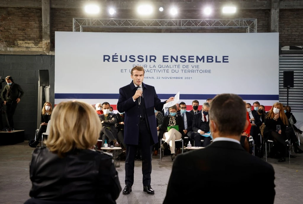 A Amiens, Macron vante ses résultats, Bertrand l'accuse d'être «hors sol»