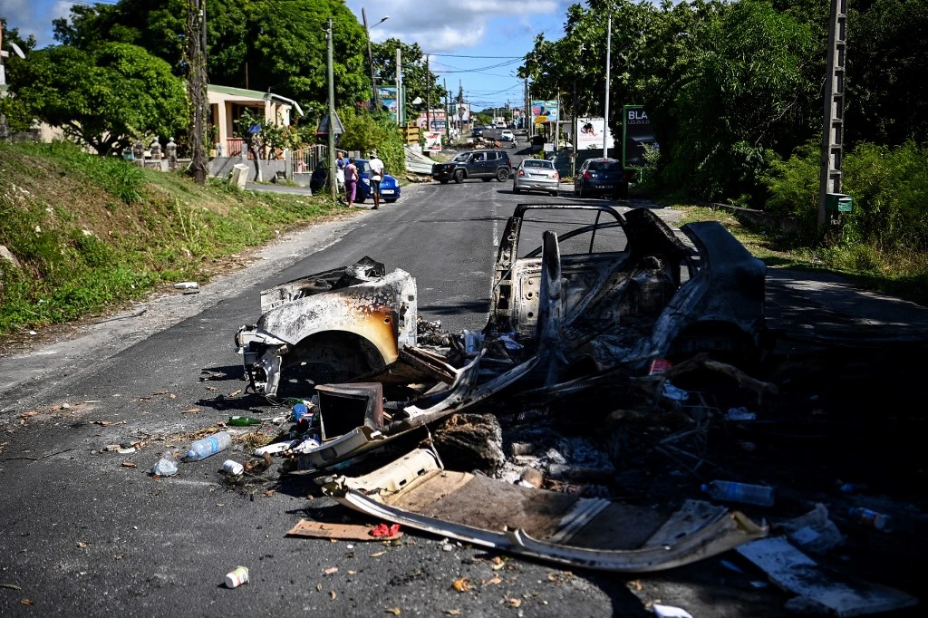 Violences en Guadeloupe: appel au calme de Macron, Castex annonce une «instance de dialogue»