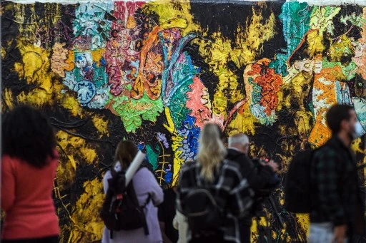Visiteurs à l'exposition "AGORA" de l'artiste américain Mark Bradford au Serralves Museum of Contemporary Art Art de Porto, au nord du Portugal, le 25 novembre 2021. (Patricia De Melo Moreira/AFP)