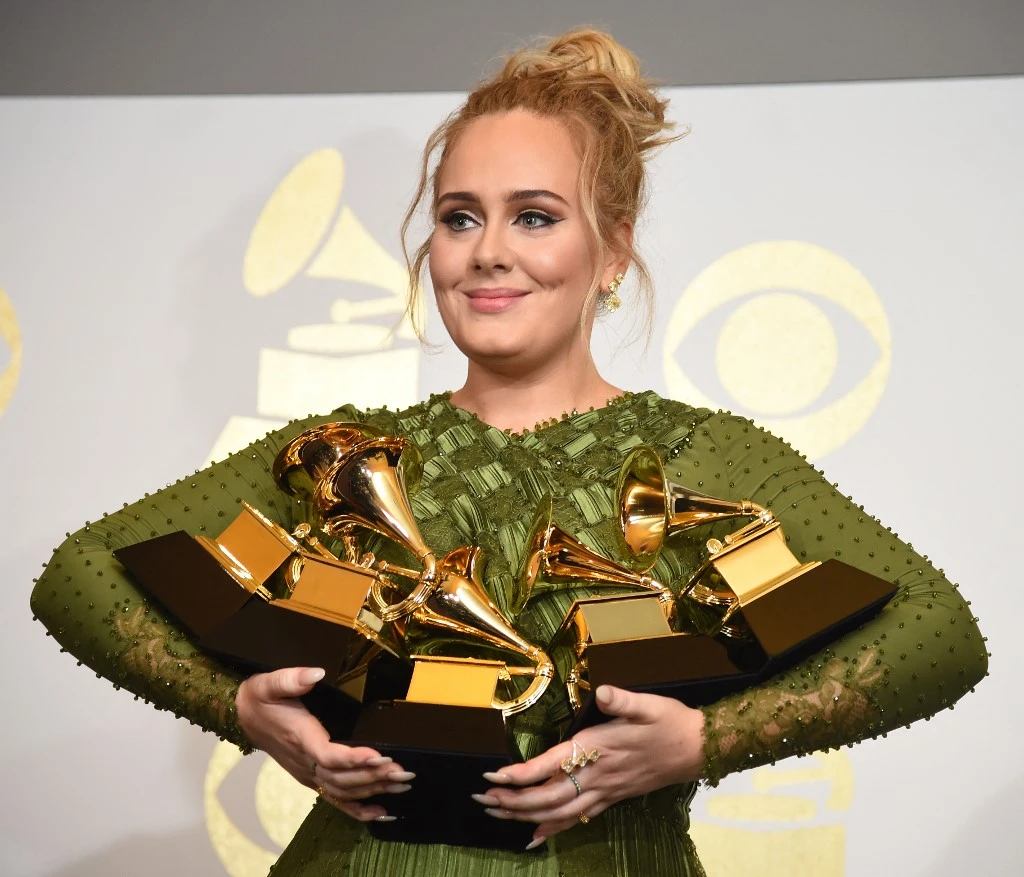 La chanteuse britannique Adele a réalisé vendredi un rare doublé en se classant à la tête des meilleures ventes d'albums et de singles au Royaume-Uni, avec son tant attendu « 30 », sorti le 19 novembre. (Photo/AFP)