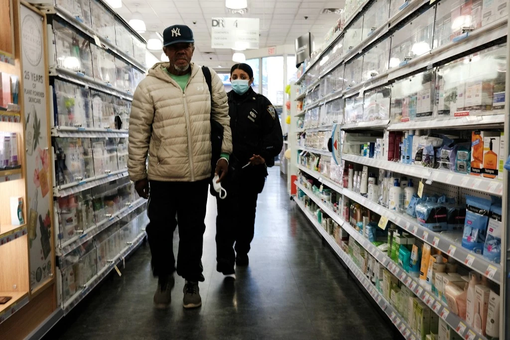 Les pharmacies de Walmart, Walgreens et CVS ont bien joué un rôle dans la crise des opiacés dans deux comtés de l'Ohio en distribuant massivement des anti-douleurs. (Photo/AFP)