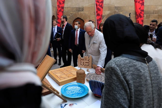 Le prince Charles visite le palais Bayt al-Razzaz dans le quartier de Darb al-Ahmar, dans le vieux Caire. (Photo, AP)