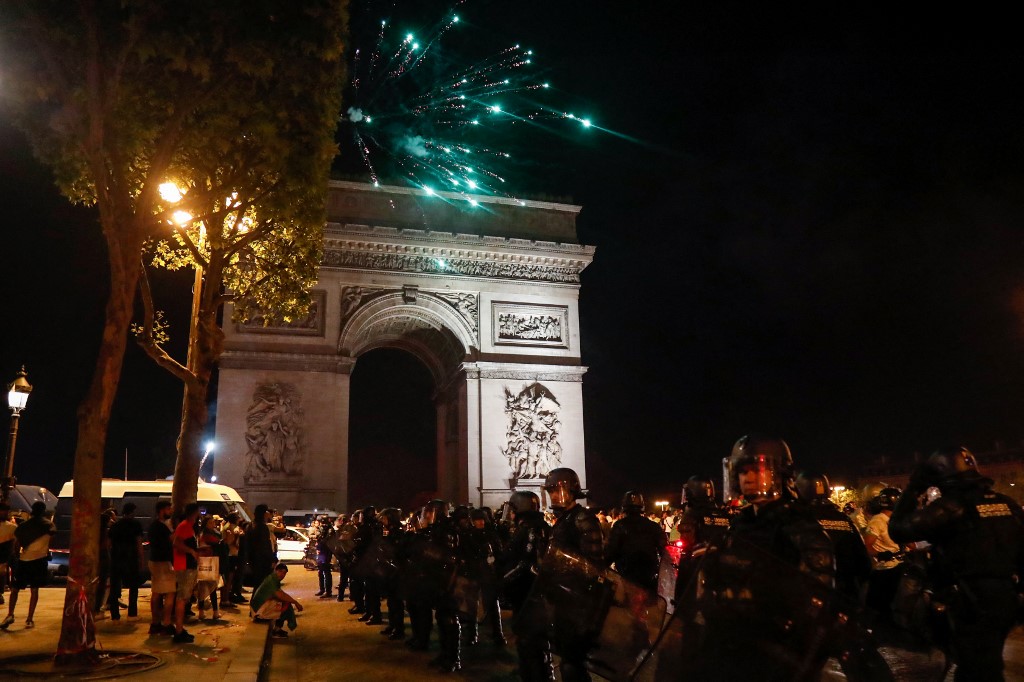 Des membres de la police anti-émeute française CRS montent la garde devant l'Arc de Triomphe sur l'avenue des Champs Elysée, à Paris, après que l'Algérie a remporté 1-0 la finale de la Coupe d'Afrique des Nations (CAN) 2019 lors du match de football entre l'Algérie et le Sénégal, le 19 juillet 2019. (Photo,AFP)
