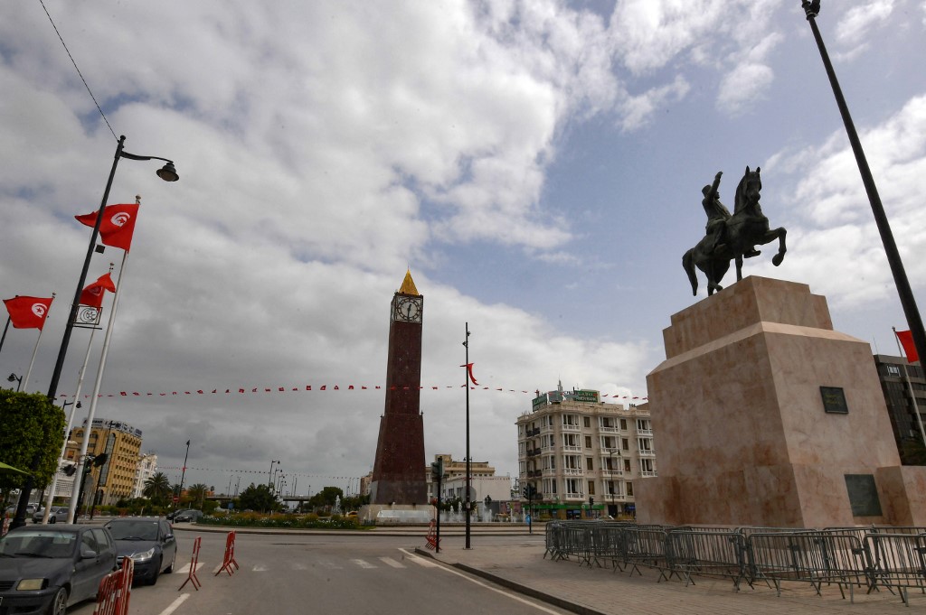 La crise économique tunisienne, caractérisée par une croissance en berne depuis 10 ans (0,6% par an en moyenne) et une forte inflation de 6% par an, a été aggravée par la pandémie qui a mis le pays à l'arrêt et l'a privé de cruciales recettes touristiques (Photo,AFP)