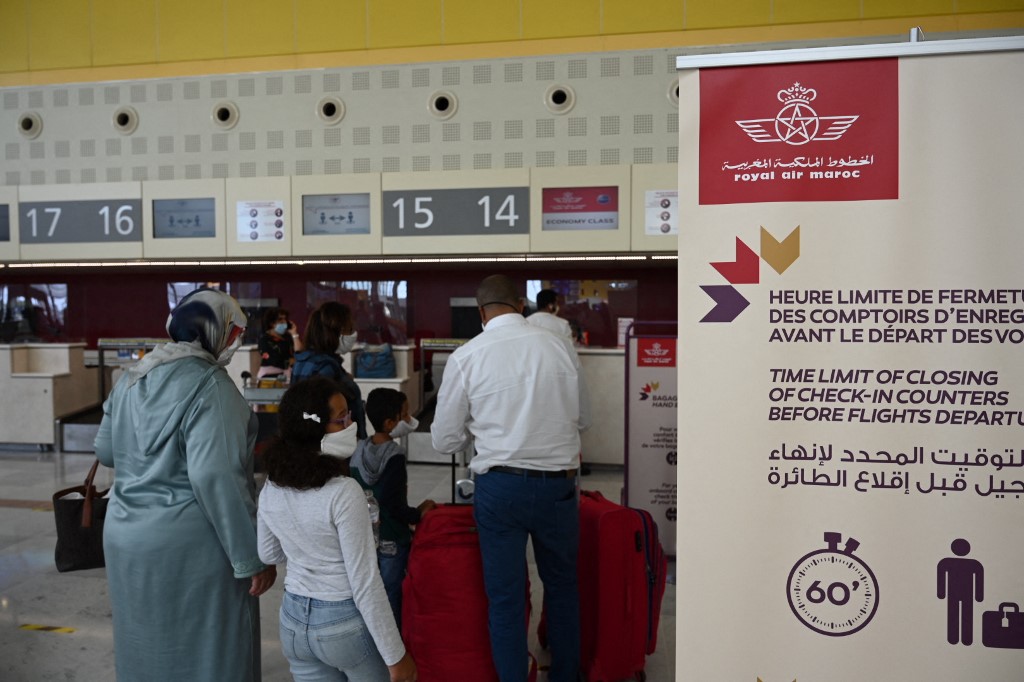 Des personnes font la queue à un comptoir d'enregistrement pour un vol Royal Air Maroc le 15 juillet 2020 à l'aéroport de Bordeaux. (AFP)
