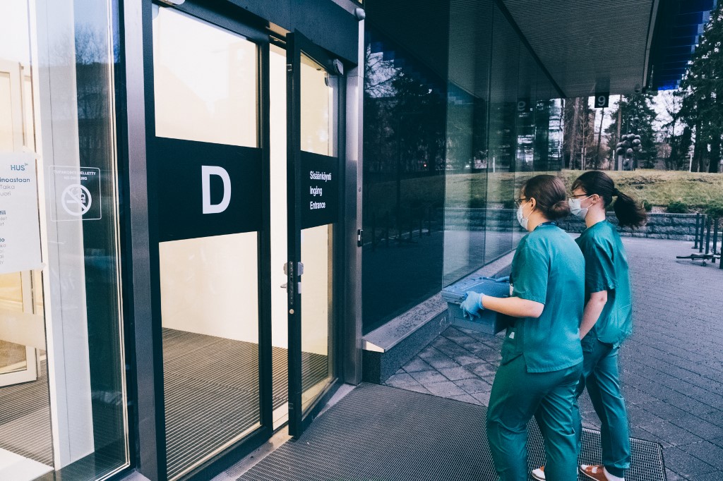 Omicron: hausse d'hospitalisations attendue par l'OMS, la Finlande ferme ses frontières