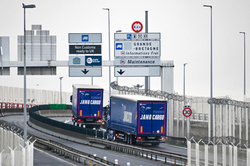 Deux camions prennent la direction du tunnel sous la Manche le 4 janvier 2021 à Coquelles (AFP)