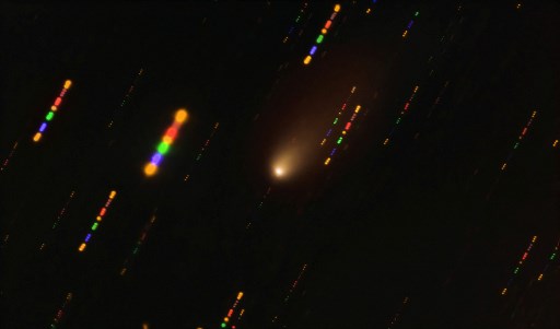 Une nouvelle comète s'aventure dans le ciel au crépuscule du matin