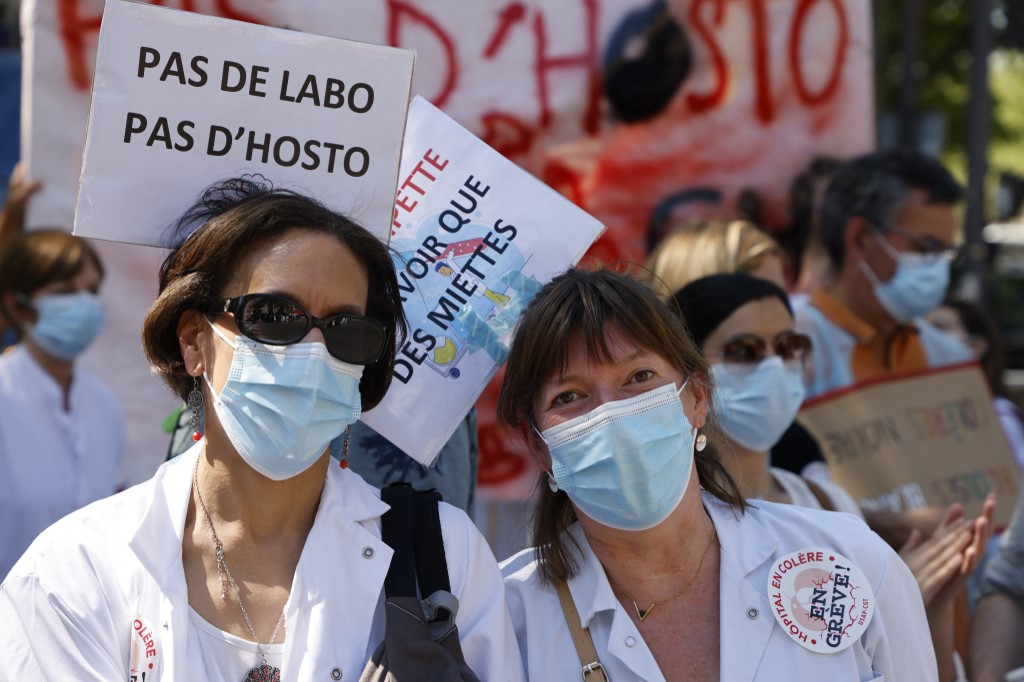 Hôpital: des milliers de manifestants à Paris pour réclamer «des lits, des postes»
