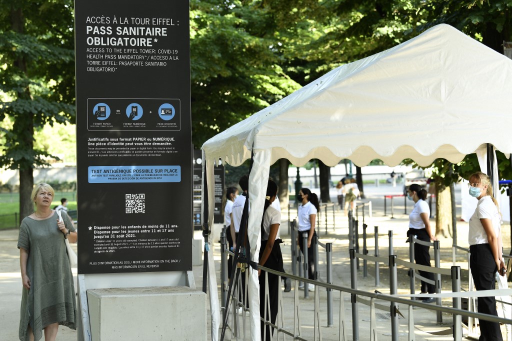 Le port du masque sera également obligatoire dans les lieux ouverts au public à Paris, "à l'exclusion des bois de Boulogne et de Vincennes, et sur les emprises des aéroports de Paris-Charles de Gaulle, du Bourget et de Paris-Orly" (AFP)