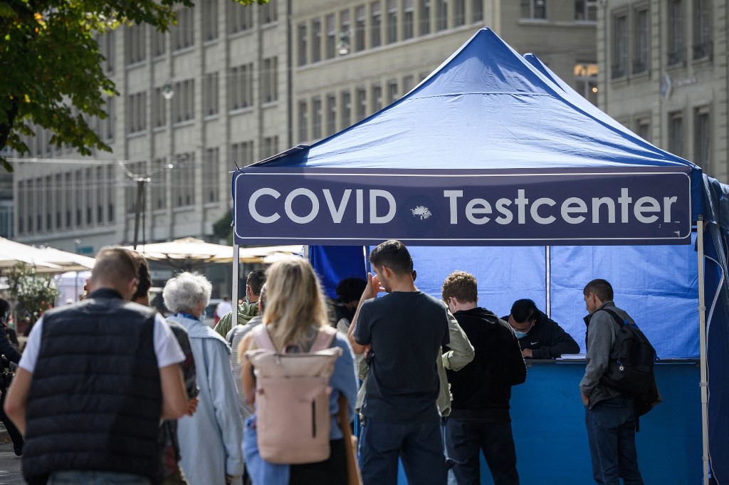 Des personnes font la queue devant un centre de test Covid installé dans une rue de la capitale suisse Berne le 17 septembre 2021. (AFP)