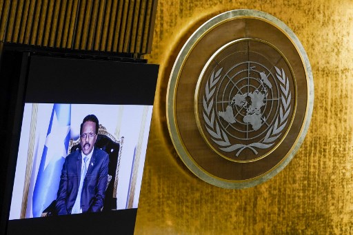 Le président somalien Mohamed Abdullahi Mohamed Farmajo sur l’écran vidéo alors qu'il s'adresse à distance à la 76e session de l'Assemblée générale des Nations Unies au siège de l'ONU le 21 septembre 2021 à New York. (Mary Altaffer/Pool/ AFP)