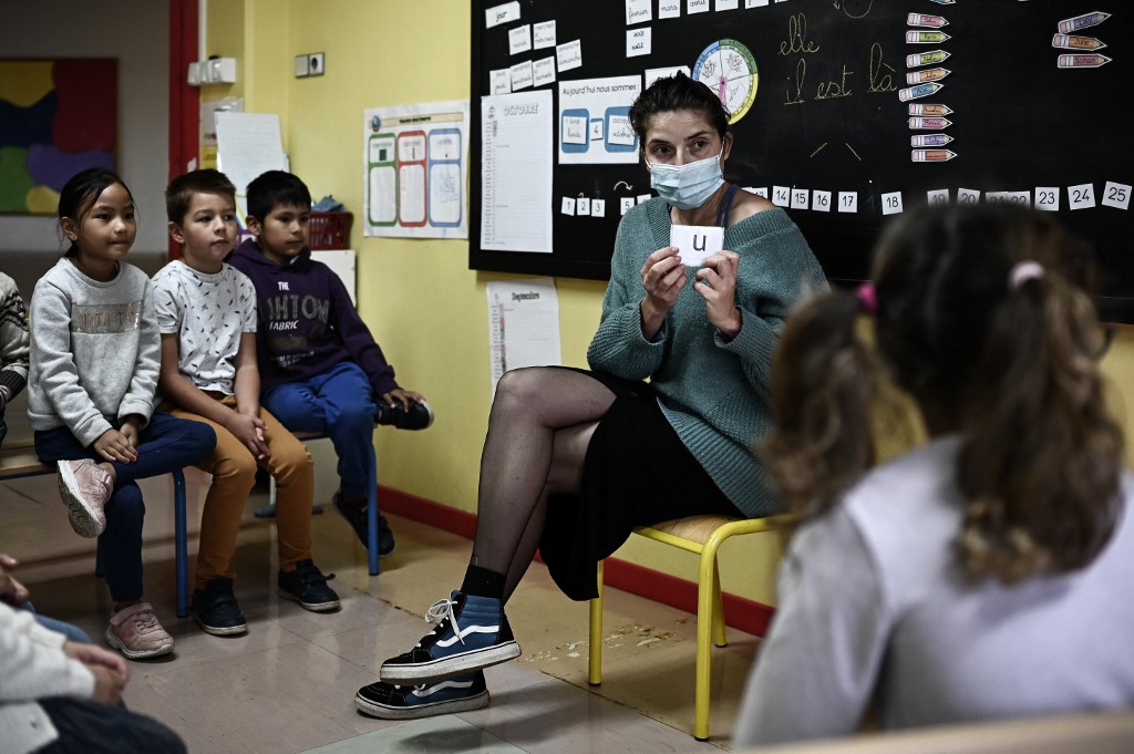 Covid-19: Blanquer évoque un nouveau protocole pour revenir en classe après un cas positif