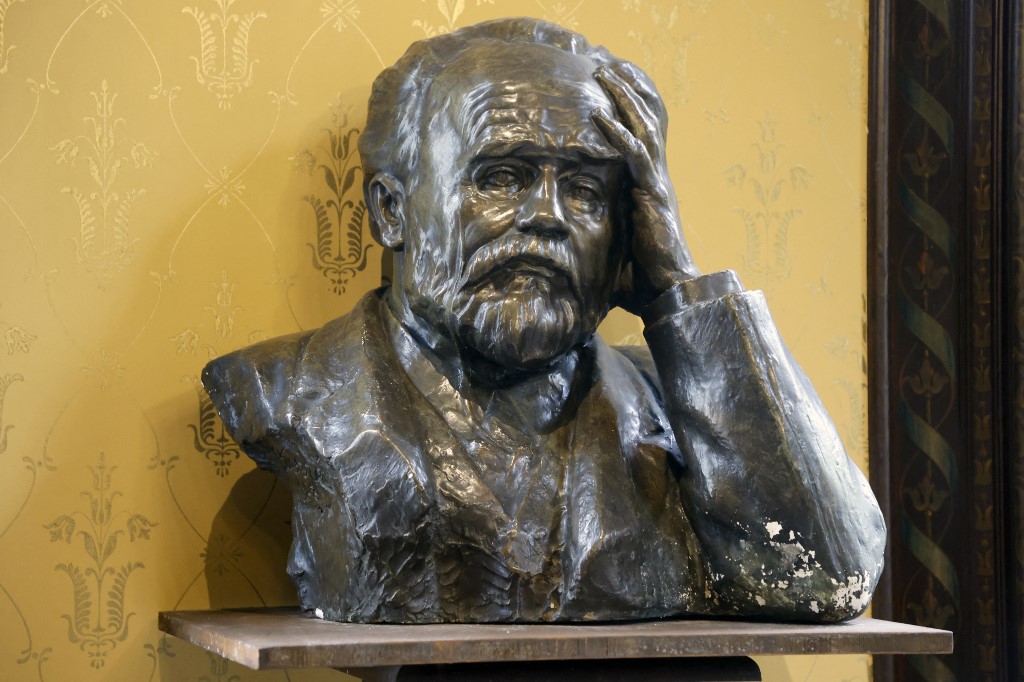 Le buste du défunt écrivain et journaliste français Emile Zola à la maison Emile Zola à Medan, près de Paris. (Photo, AFP)