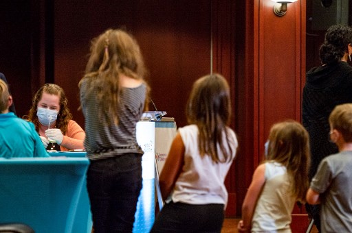 Les États-Unis peuvent désormais donner aux enfants âgés de 5 à 11 ans le vaccin Pfizer-BioNtech Covid, une décision saluée par le président Joe Biden comme un "tournant" dans la lutte contre la pandémie. (Joseph Prezioso / AFP)