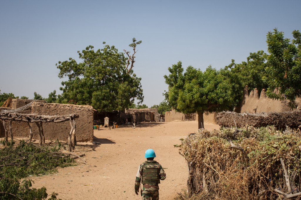 Un Casque bleu sénégalais se tient à côté d’un véhicule blindé des Nations Unies (ONU) dans le village d’Ogossagou, dans la région de Mopti, le 5 novembre 2021. (AFP)