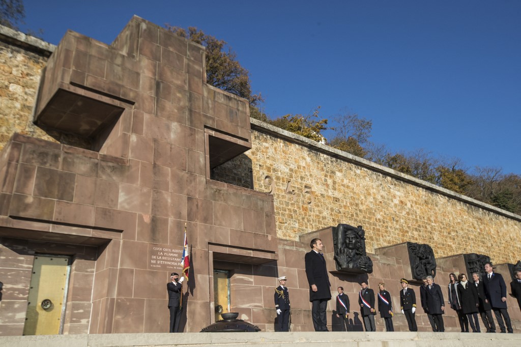 Le président français Emmanuel Macron (C) assiste à la cérémonie d'enterrement d'Hubert Germain - le dernier compagnon survivant de la Libération - au mémorial de la résistance française du Mont Valérien à Suresnes, près de Paris, le 11 novembre 2021. (Photo,AFP)