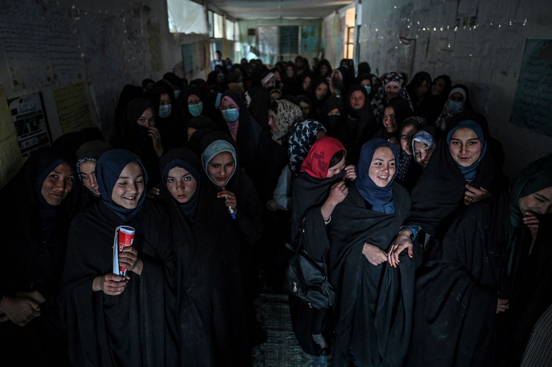 Dans l'Afghanistan des talibans, quelques lycéennes étudient et rêvent toujours