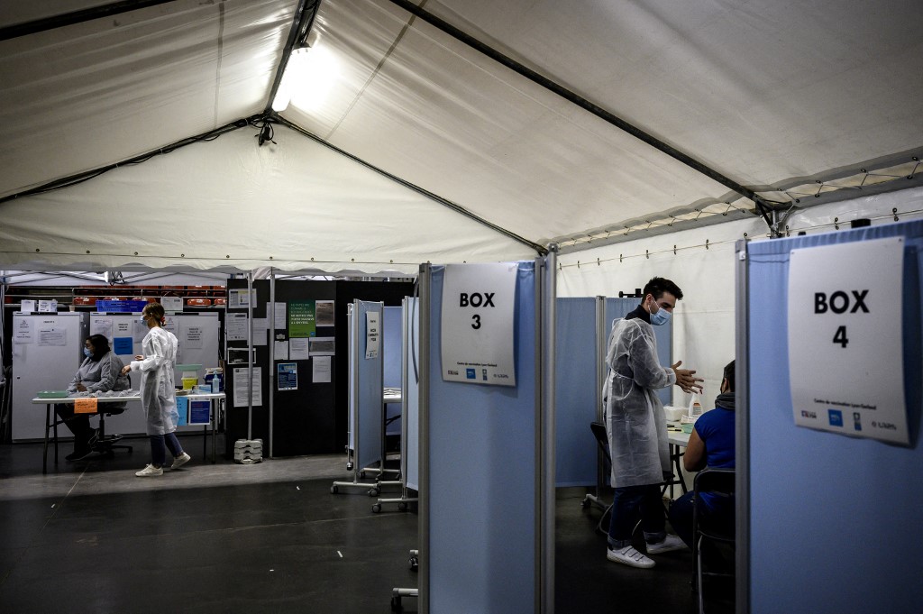 Covid: la vaccination obligatoire revient dans les débats