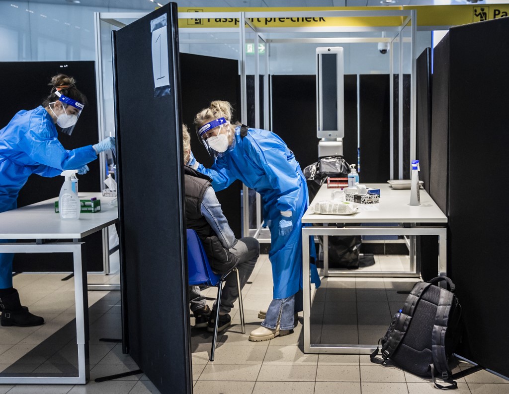 Omicron: de strictes mesures anti-Covid attendues aux Pays-Bas