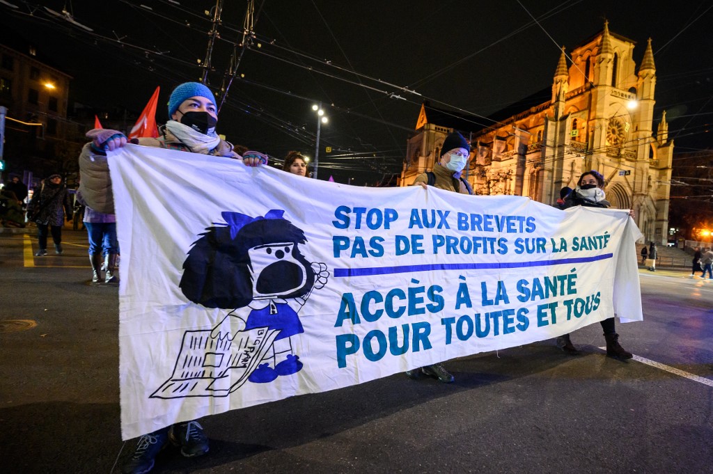 Vaccins Covid: une centaine de manifestants demandent la levée des brevets