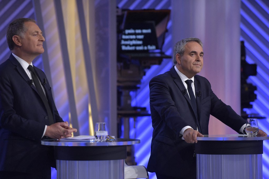 Philippe Juvin et Xavier Bertrand du parti de droite Les Républicains réagissent lors du débat entre les candidats Les Républicains (LR) sur la chaîne de télévision nationale "FRANCE 2" et la radio France Inter, à Paris, le 30 novembre 2021. (AFP)