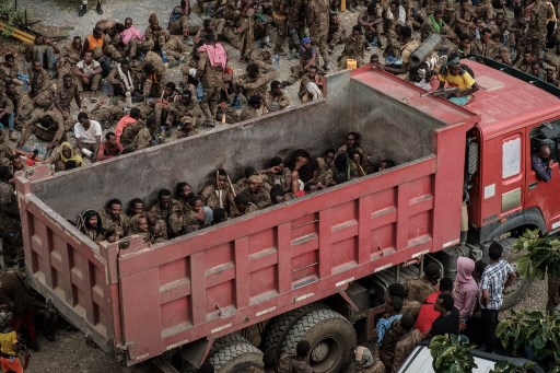 Des soldats éthiopiens captifs blessés arrivent sur un camion au centre de réhabilitation de Mekele à Mekele, la capitale de la région du Tigré, en Éthiopie, le 2 juillet 2021. (Yasuyoshi Chiba/AFP)
