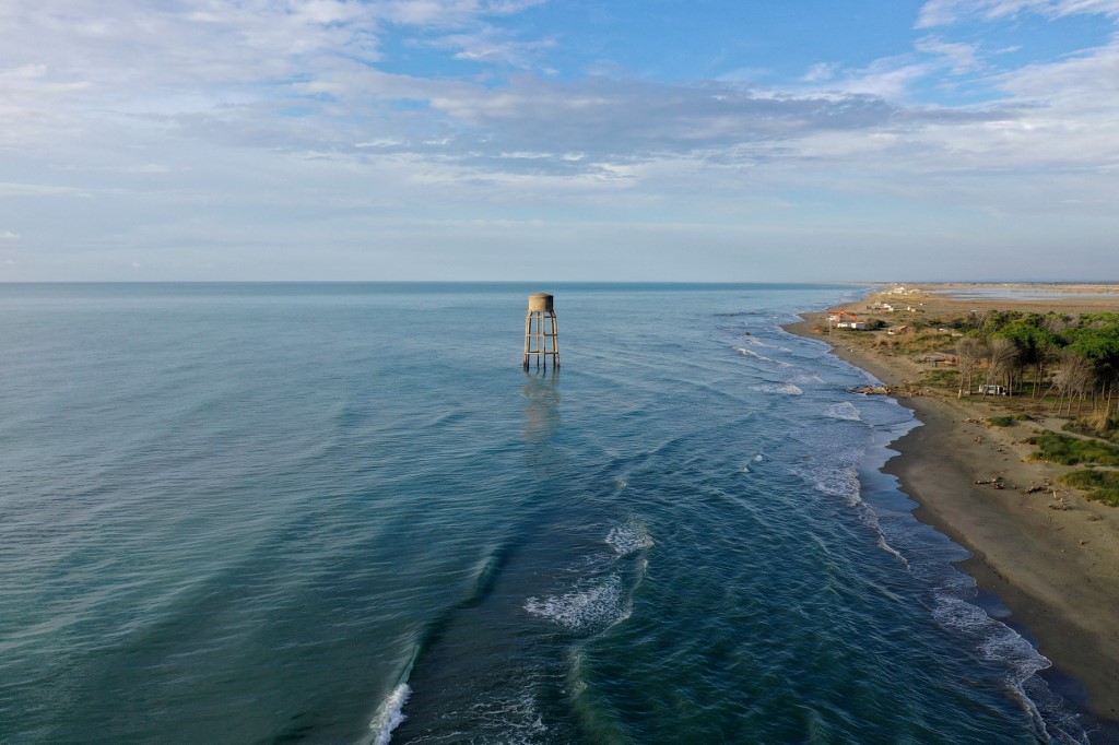 Un château d'eau submergé sur la rive adriatique à Seman le 18 novembre 2021. Les rives du petit pays des Balkans sont parmi les plus touchées en Europe par l'érosion, selon les experts, qui blâment le changement climatique et l'urbanisation incontrôlée. (Gent Shkullaku / AFP)